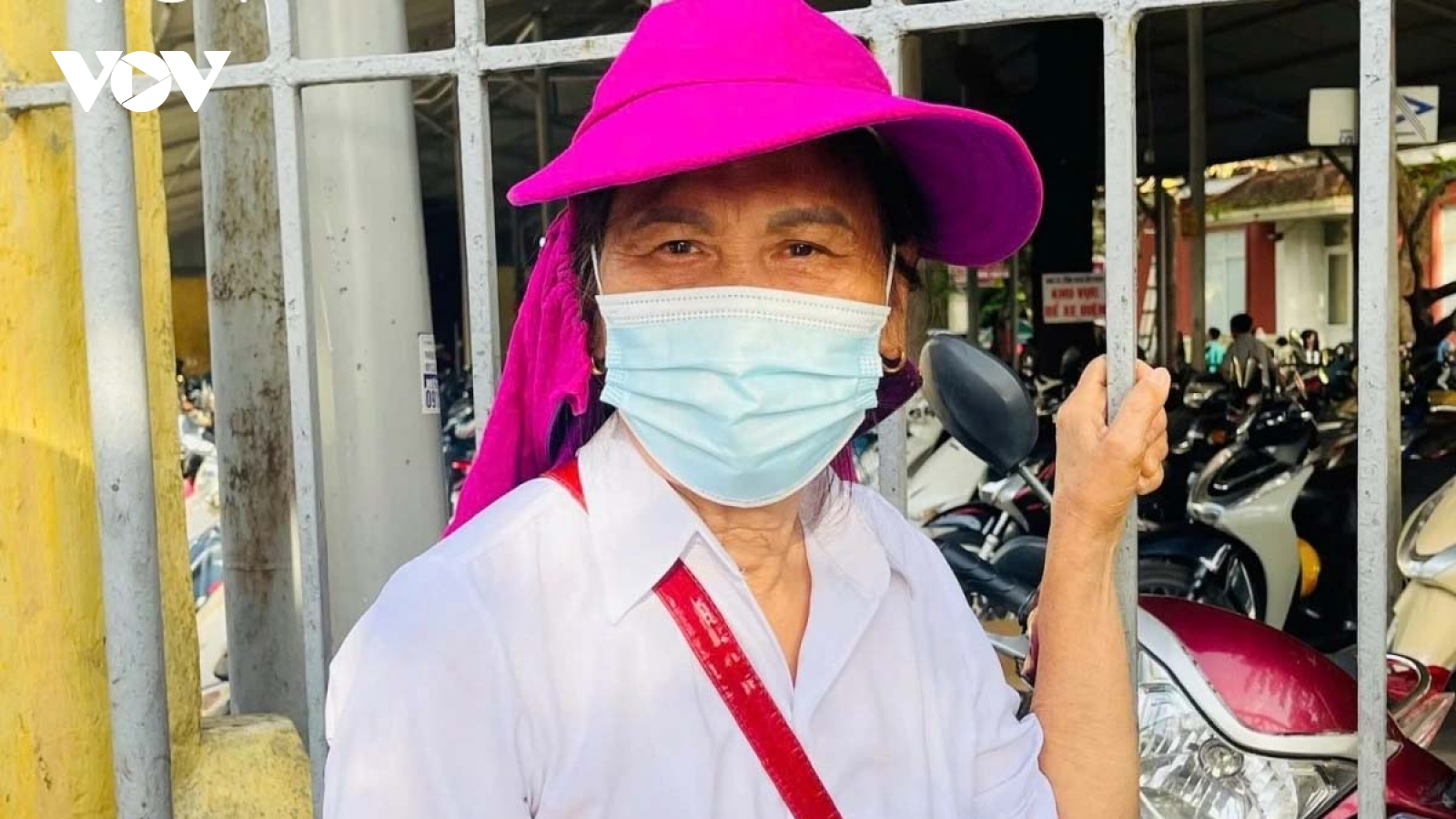 Bà 69 tuổi từ Hà Tĩnh ra Hà Nội đưa cháu đi thi mong "kiếm vé" vào chuyên KHTN
